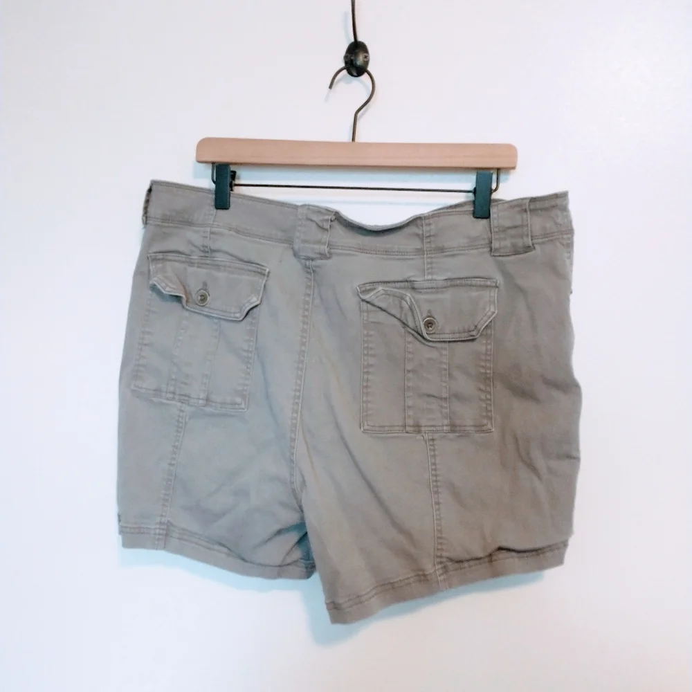 Market & Spruce khaki tan cargo shorts size 18W, has a small pull shown